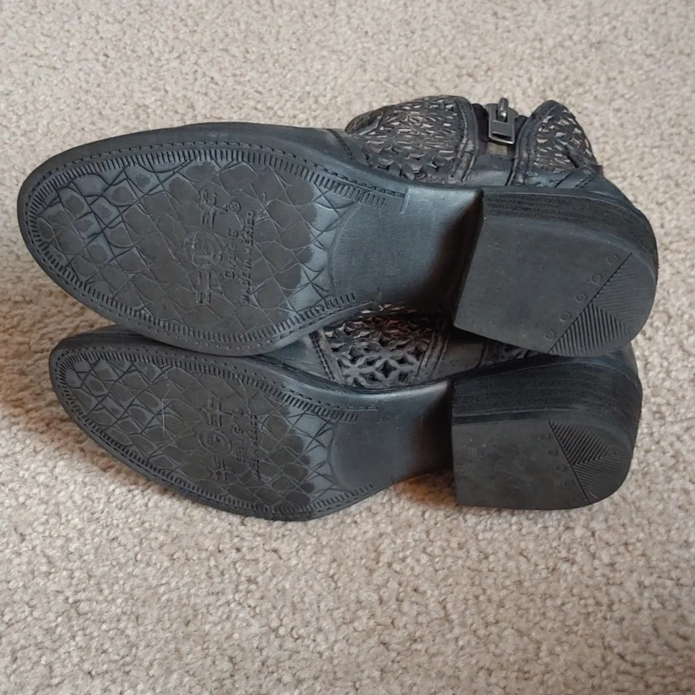 Circle G distressed black booties